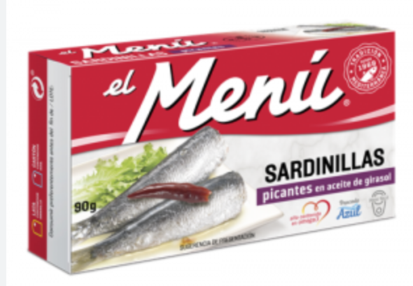 Ensalada de toda la vida con sardinas picantes y salmorejo.